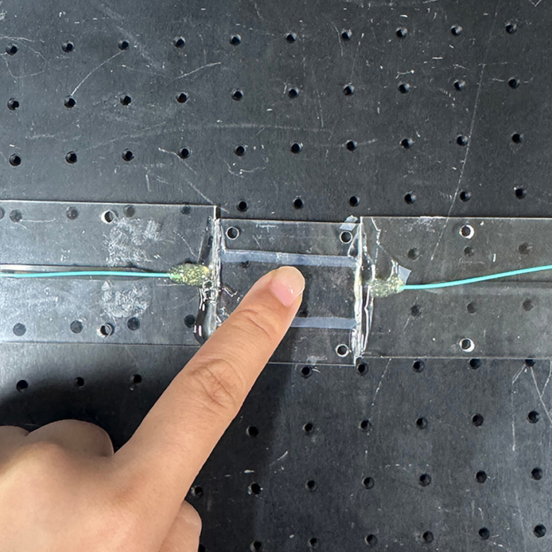 Flexible optical touch sensor simultaneously pinpoints pressure strength and location