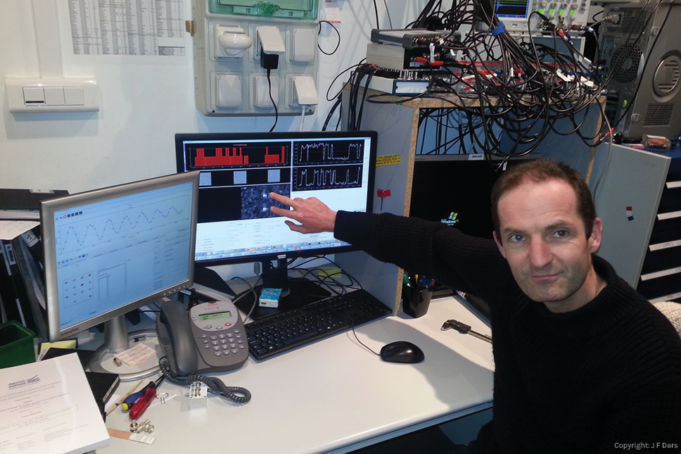 Antoine Browaeys pointing at a computer screen