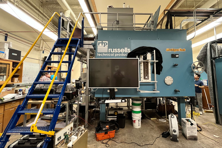 A single-photon lidar that can resolve cloud structures at the centimeter scale tested in an experimental chamber