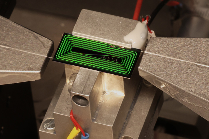An optical chip exploits an erbium-doped waveguide